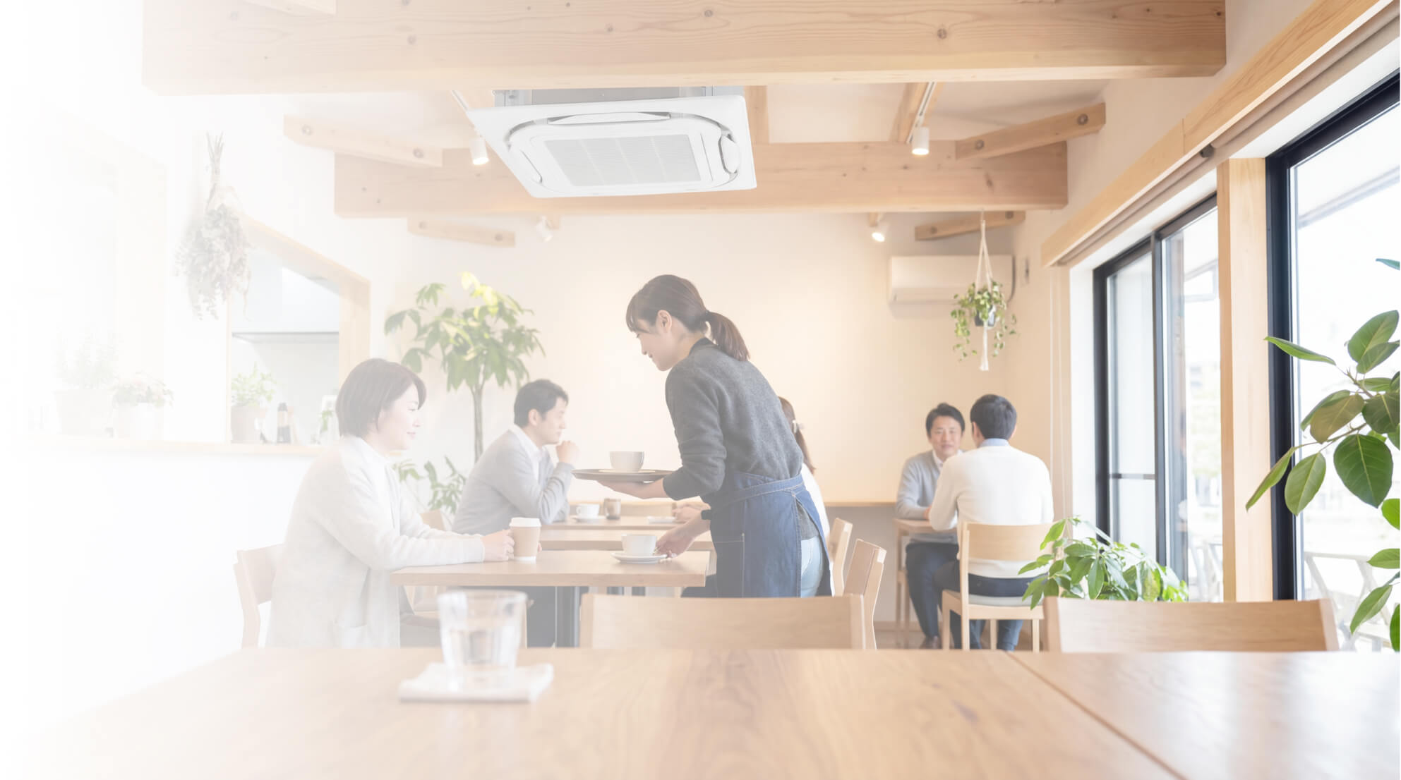 店舗に新しい業務用エアコンが付いた